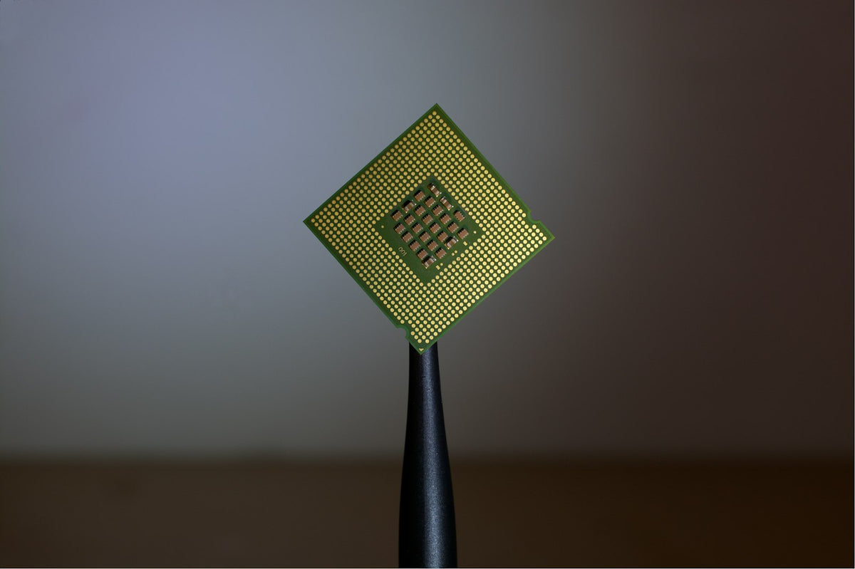 Processor vastgehouden met een pincet