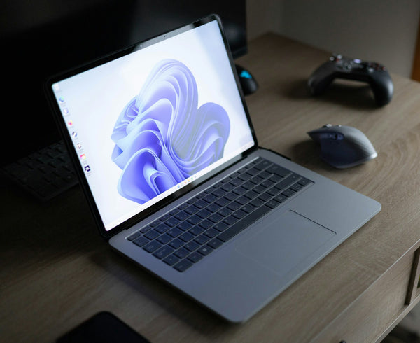 Windows-laptop met muis op een bureau