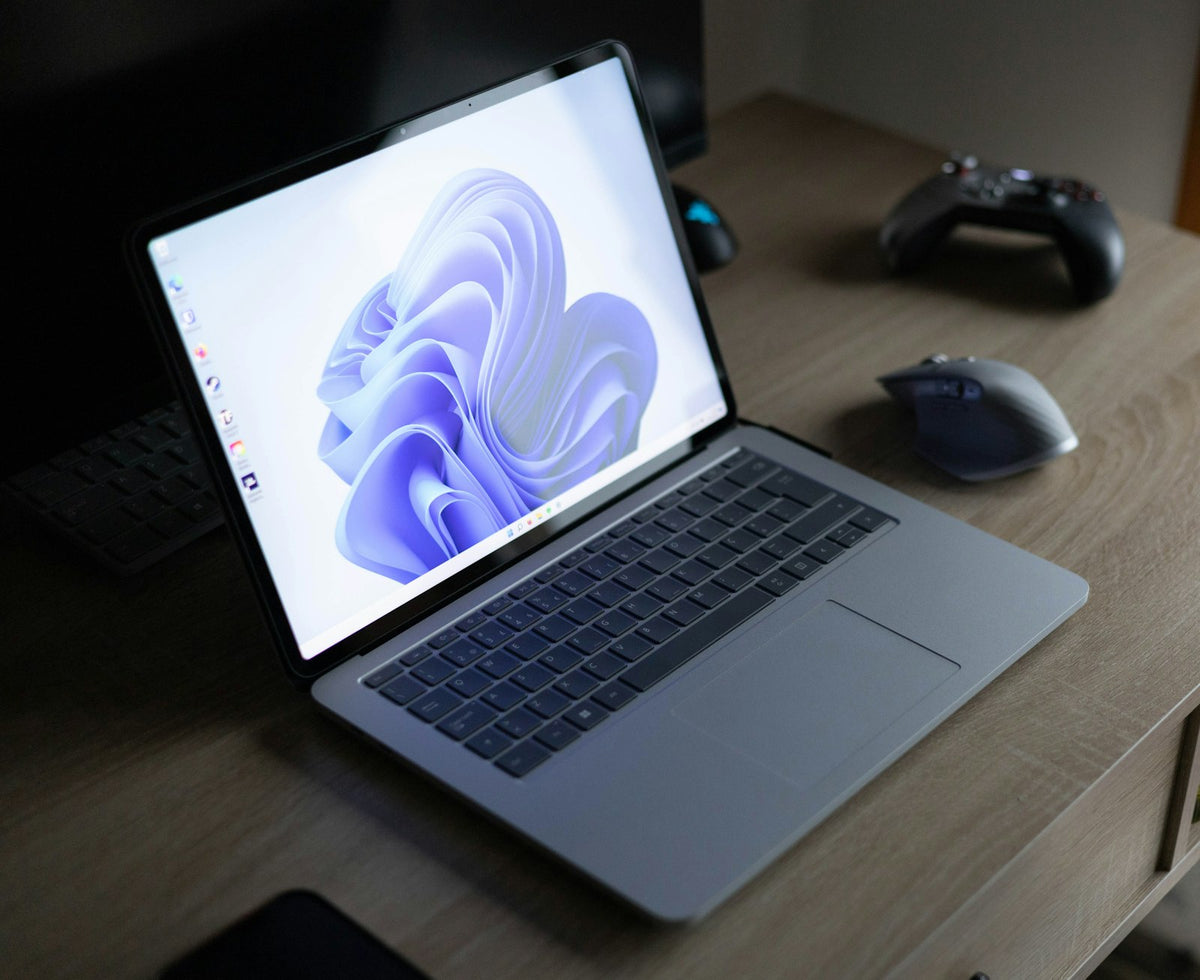Windows-laptop met muis op een bureau