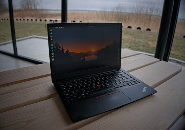Zakelijke ThinkPad-laptop op een houten tafel bij het raam