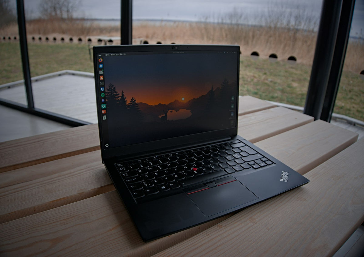 Zakelijke ThinkPad-laptop op een houten tafel bij het raam